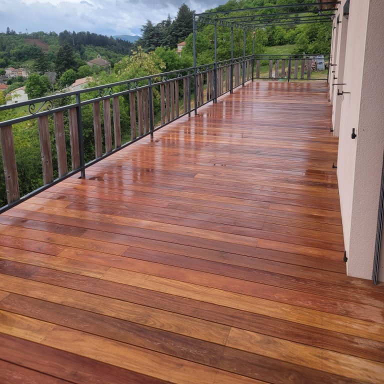 Terrasse bois exotique à Chalencon Terrasse bois exotique à Chalencon