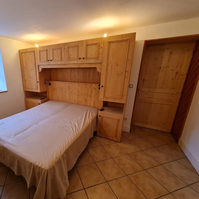 Meuble tête de lit et porte en 3 plis Epicéa Meuble tête de lit et porte en 3 plis Epicéa