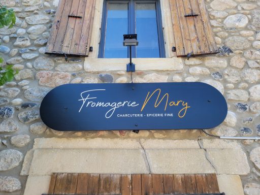 Enseigne boutique Enseigne boutique avec logo en acrylique découpé au laser sur panneaux bois