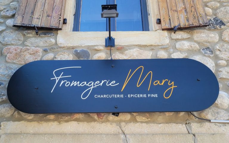 Enseigne de boutique / magasin à Dunière-sur-Eyrieux Enseigne de boutique / magasin à Dunière-sur-Eyrieux