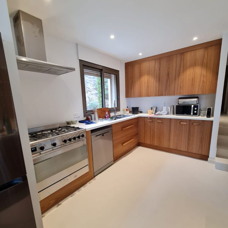 Cuisine sur mesure avec façades en Ormes à Livron-sur-Drôme Cuisine sur mesure avec façades en Ormes à Livron-sur-Drôme