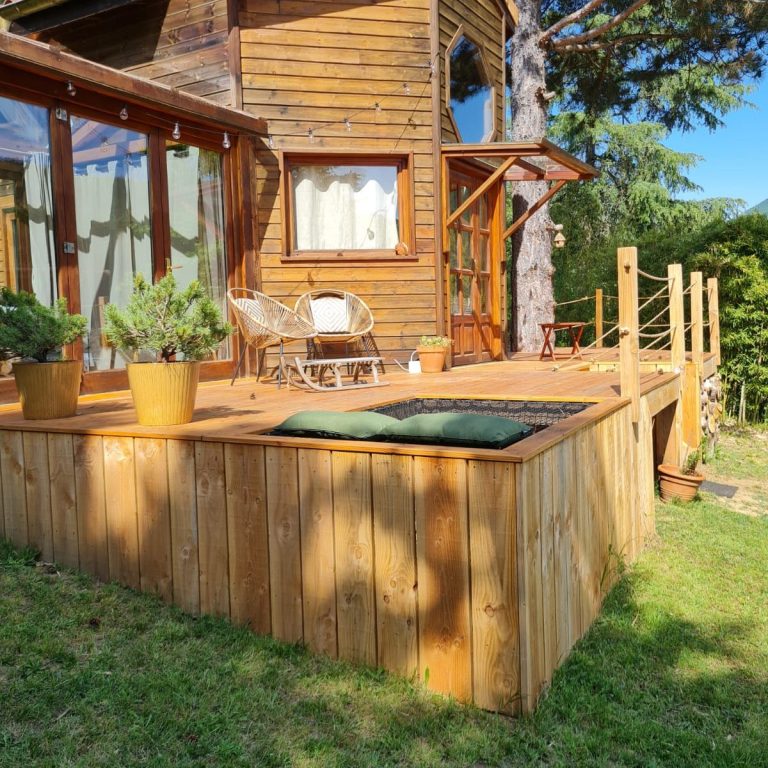 Terrasse en en douglas de pays avec escalier et intégration d'un filet aux Ollières-sur-Eyrieux Terrasse en en douglas de pays avec escalier et intégration d'un filet aux Ollières-sur-Eyrieux