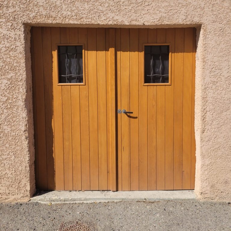 Porte de garage en bois sur mesure réalisée à St Fortunat-sur-Eyrieux Porte de garage en bois sur mesure réalisée à St Fortunat-sur-Eyrieux