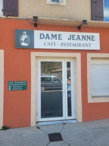 Enseigne boutique Enseigne boutique avec logo en acrylique découpé au laser sur panneaux bois et panneaux coordonnées gravé au laser