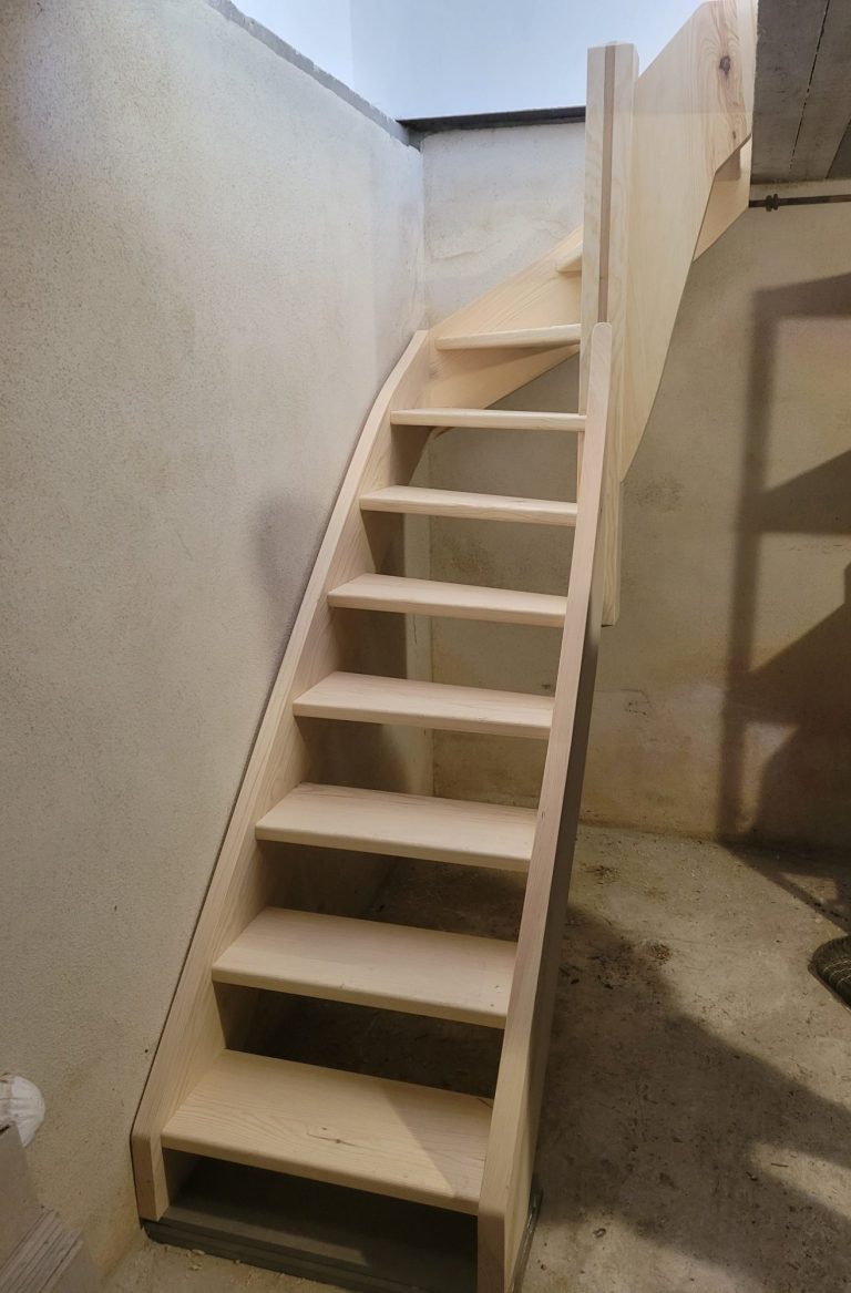 Escalier 1 quart tournant en Pin Sylvestre à Dunière-sur-Eyrieux Escalier 1 quart tournant en Pin Sylvestre à Dunière-sur-Eyrieux